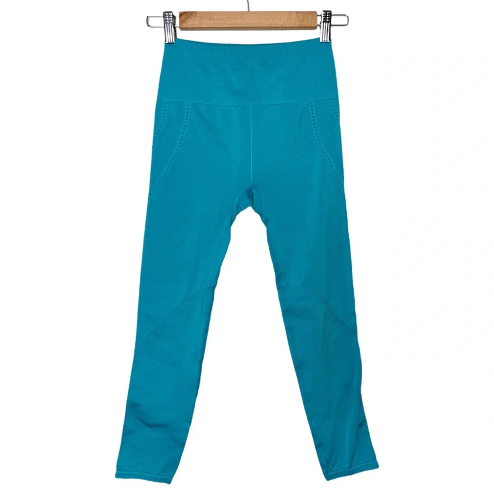 Fabletics High-Waisted Seamless Dot Capri Women's Size XS Geyser Blue
